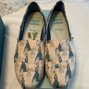Toms Classic Pink Sleeping Beauty Printed Canvas  Womens Shoes 9.5
